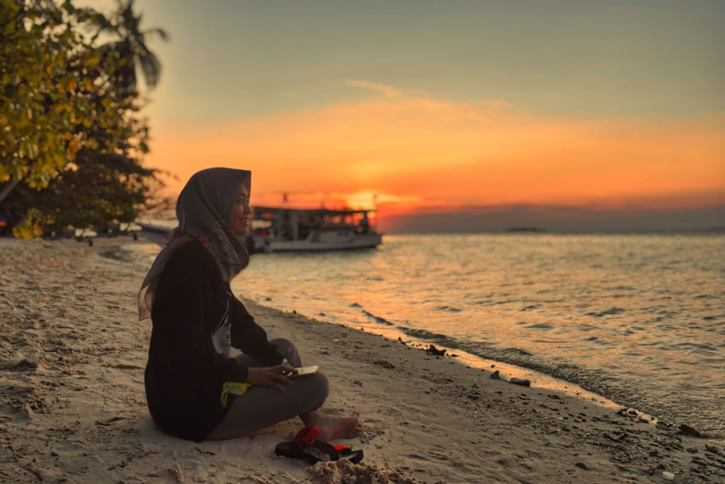 Menikmati Sunset di Pantai Tanjung Gelam (dok. Ella Fitria)