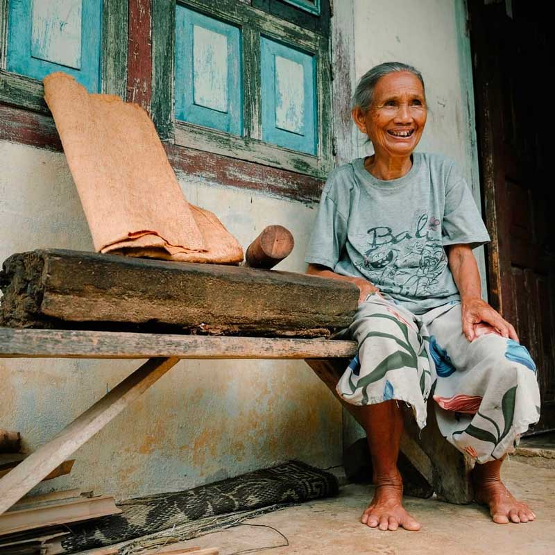 Potret masyarakat desa Papahan, Bengkulu bersama kain lantung (dok. IG semilir_ecoprint)