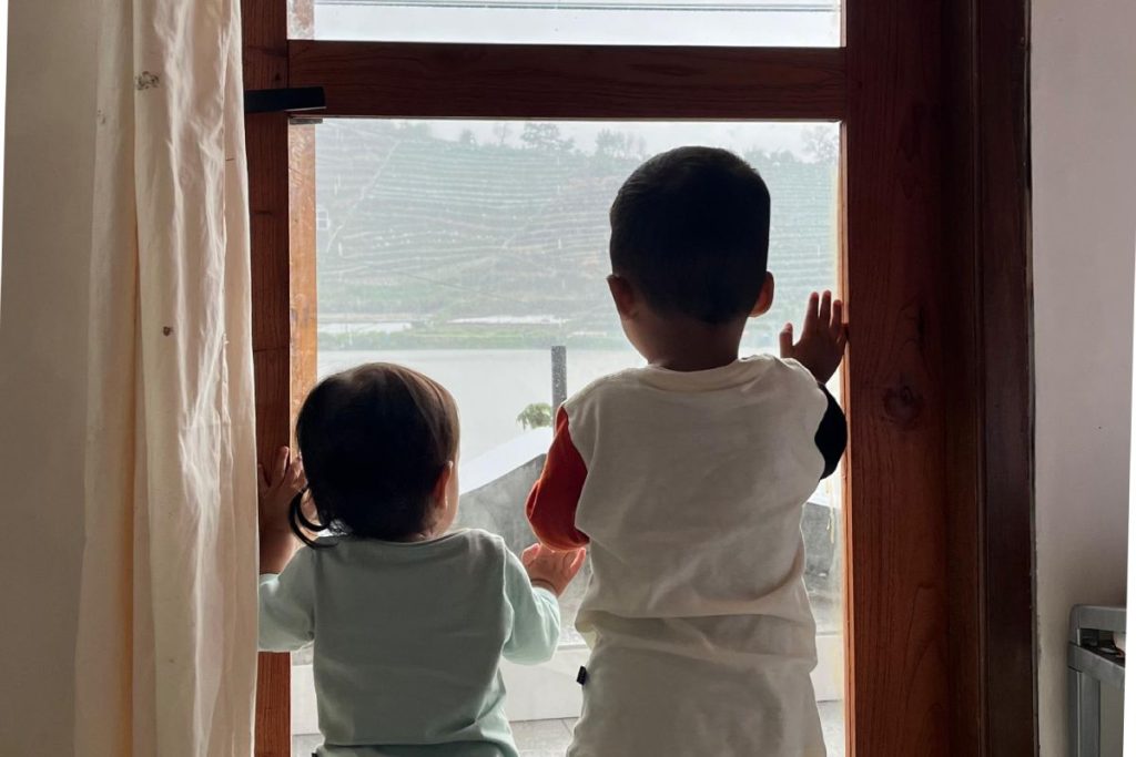 Melihat view telaga dari dalam kamar