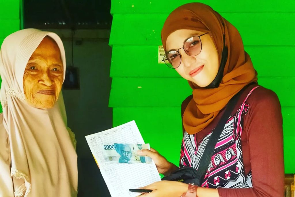 Pembagian hasil tabungan bank sampah kepada nasabah