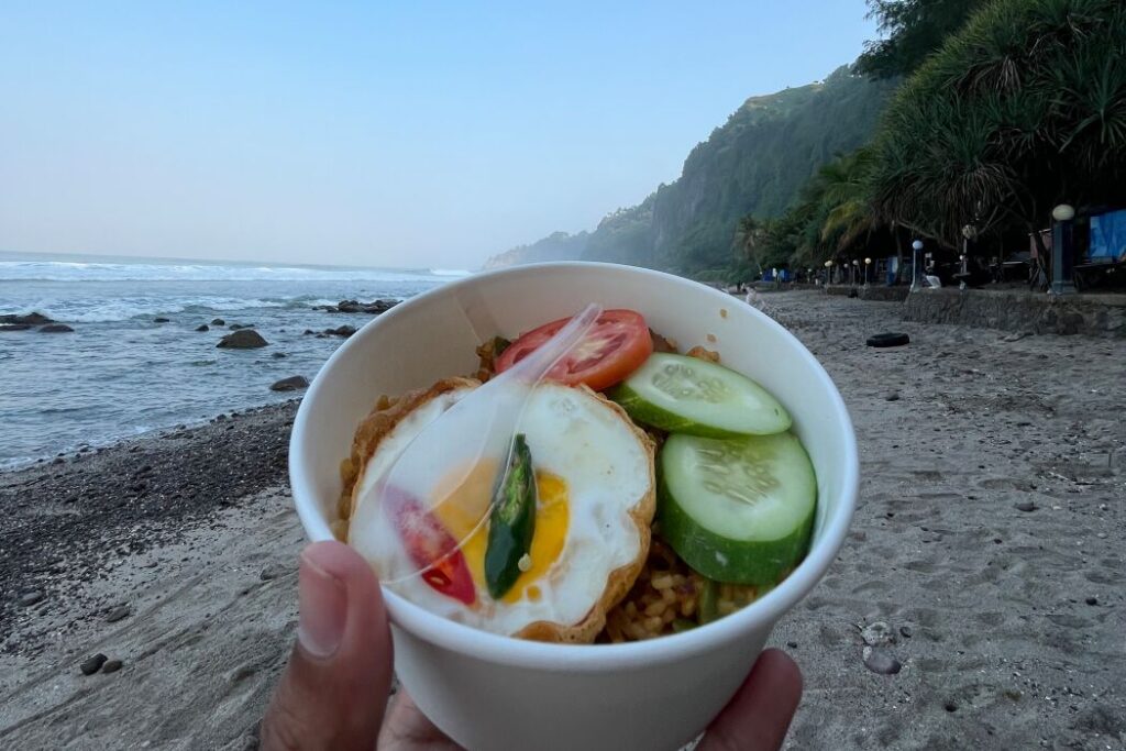 Sarapan di Pantai