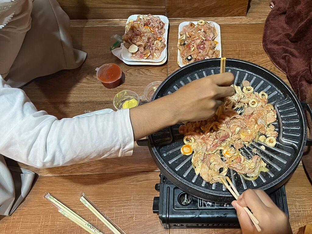 Menikmati BBQ di malam hari