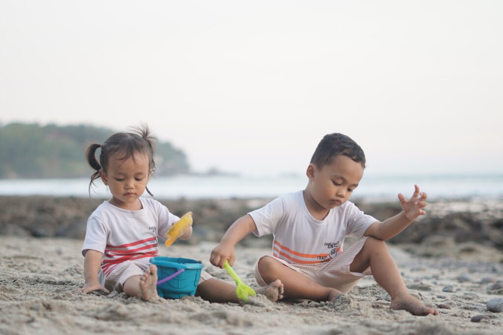 Anak-anak asyik main di pantai