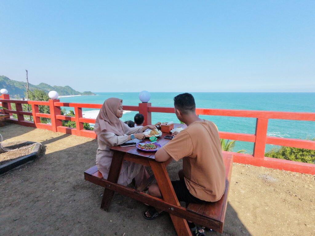 Makan bersama sembari menikmati keindahan dari Menganti Cottage