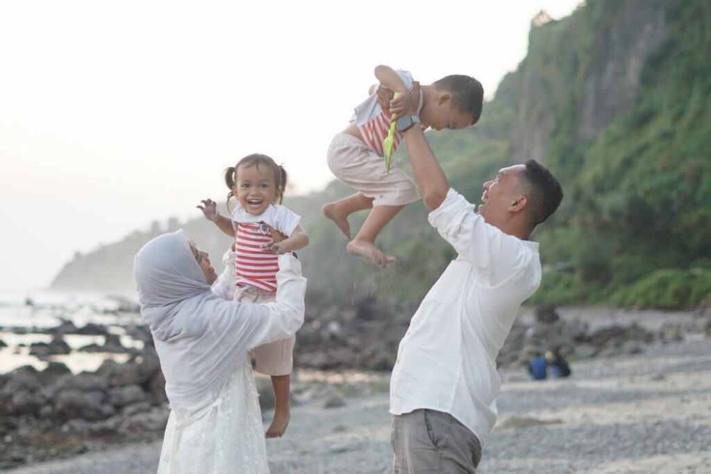 Kami menikmati sunset di Pantai Menganti
