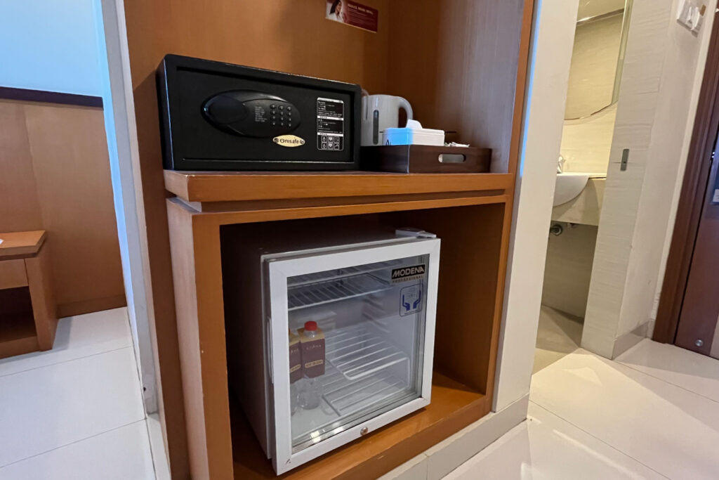 Fasilitas Kamar Deluxe King Azana Asia Hotel