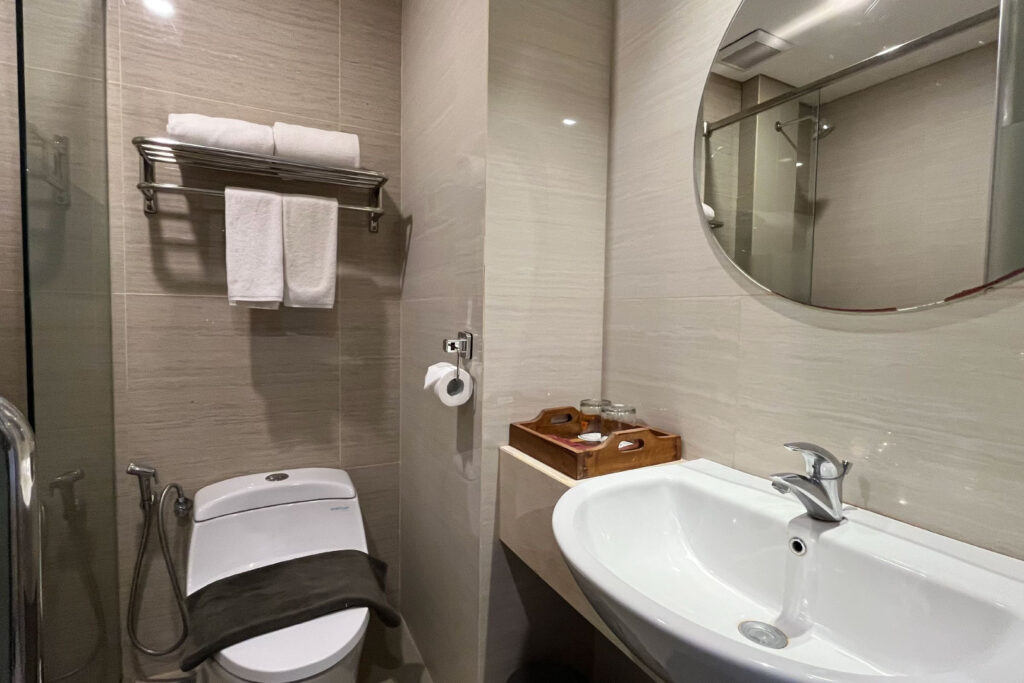 Kamar Mandi Room Deluxe King Azana Asia Hotel