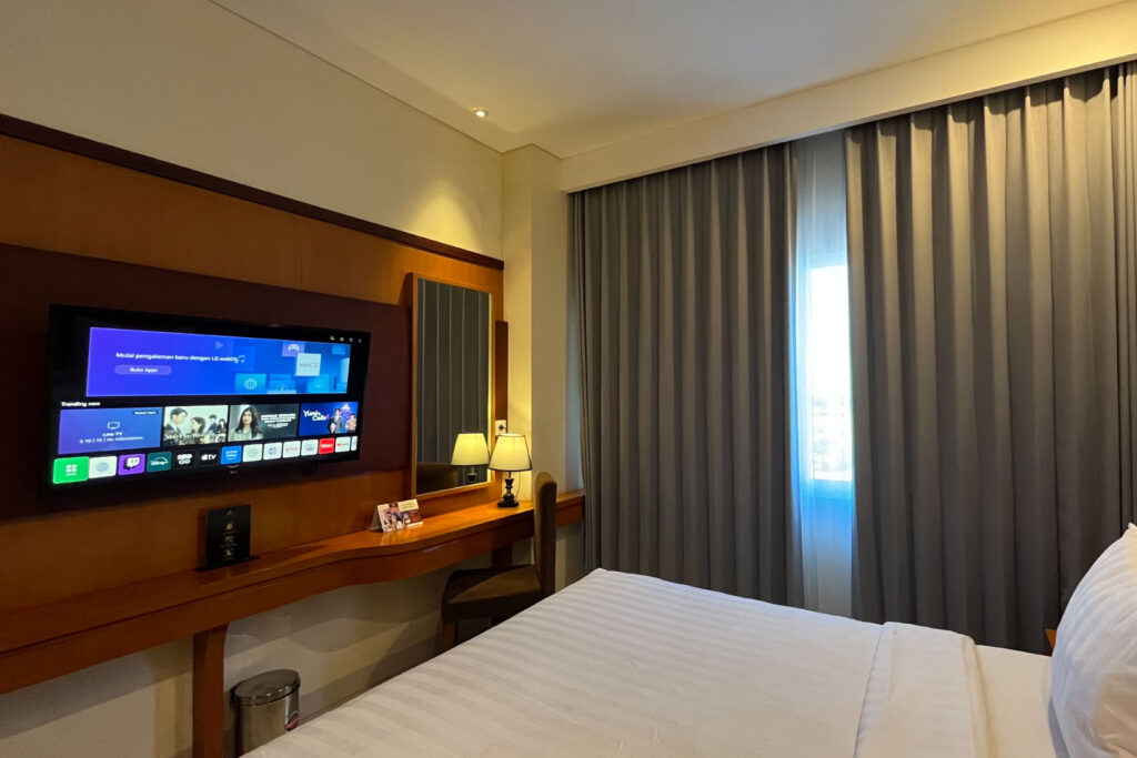 Smart TV Kamar Deluxe King Azana Asia Hotel